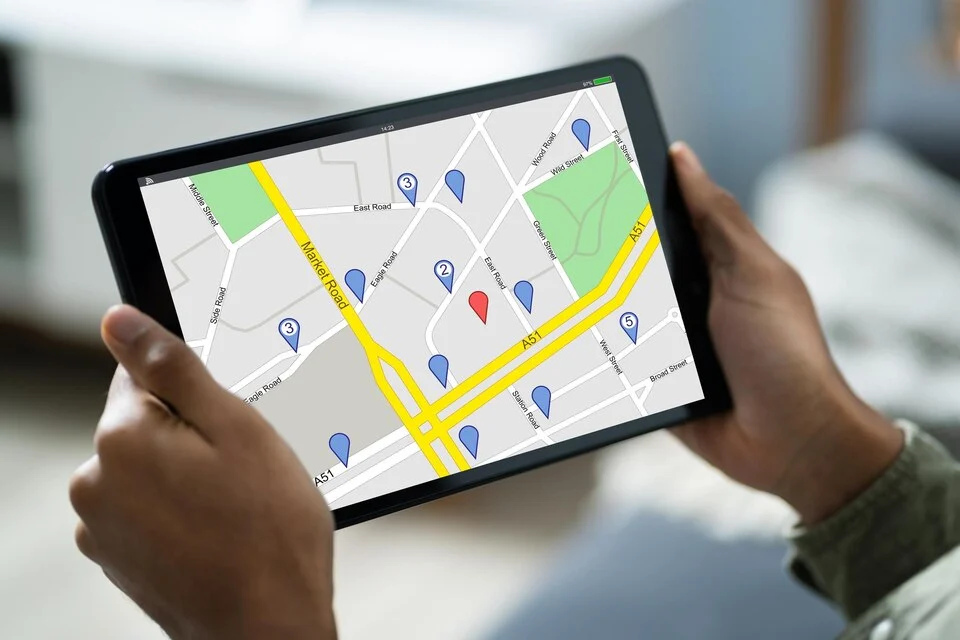 Live map with location pins on a tablet – GPS tracking with ROXX GPS